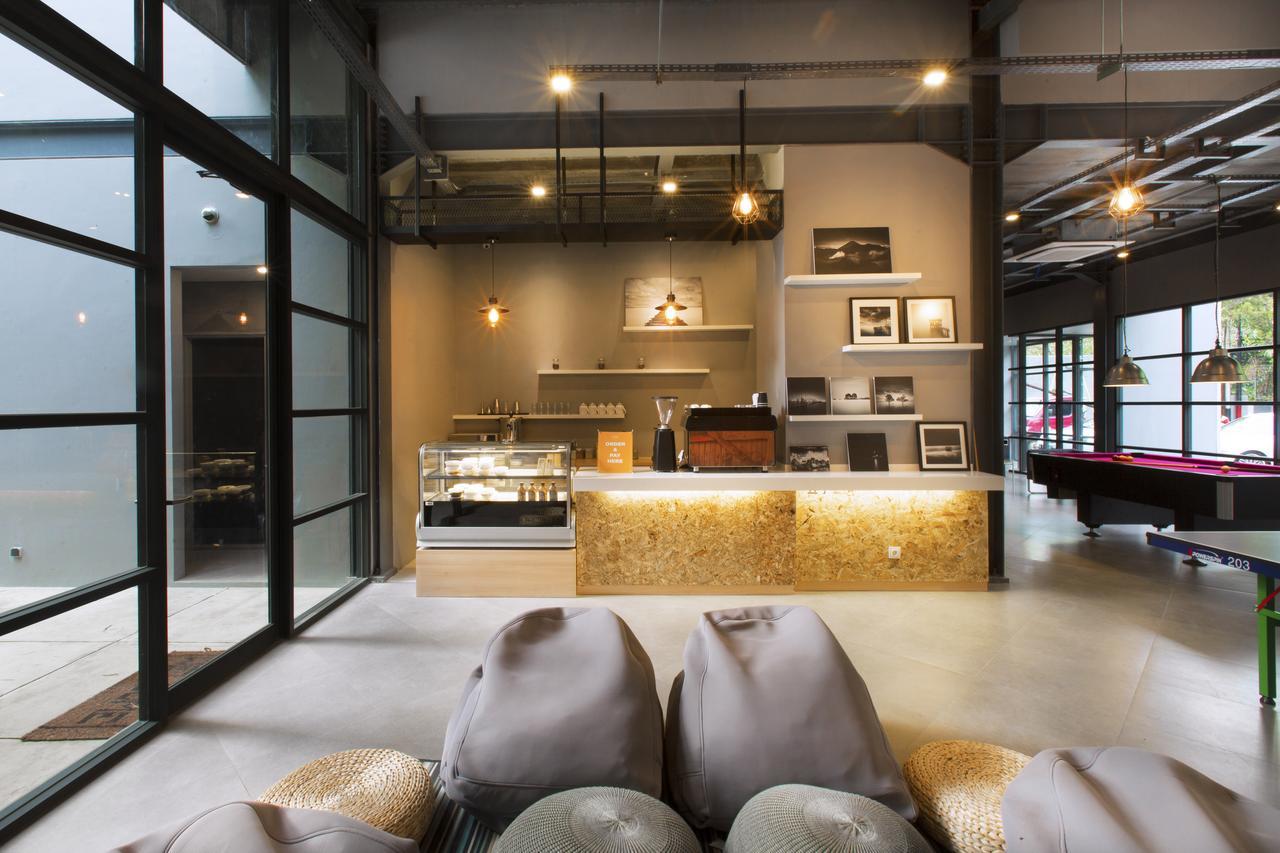 Nomad Hostel Kemang Jakarta Buitenkant foto